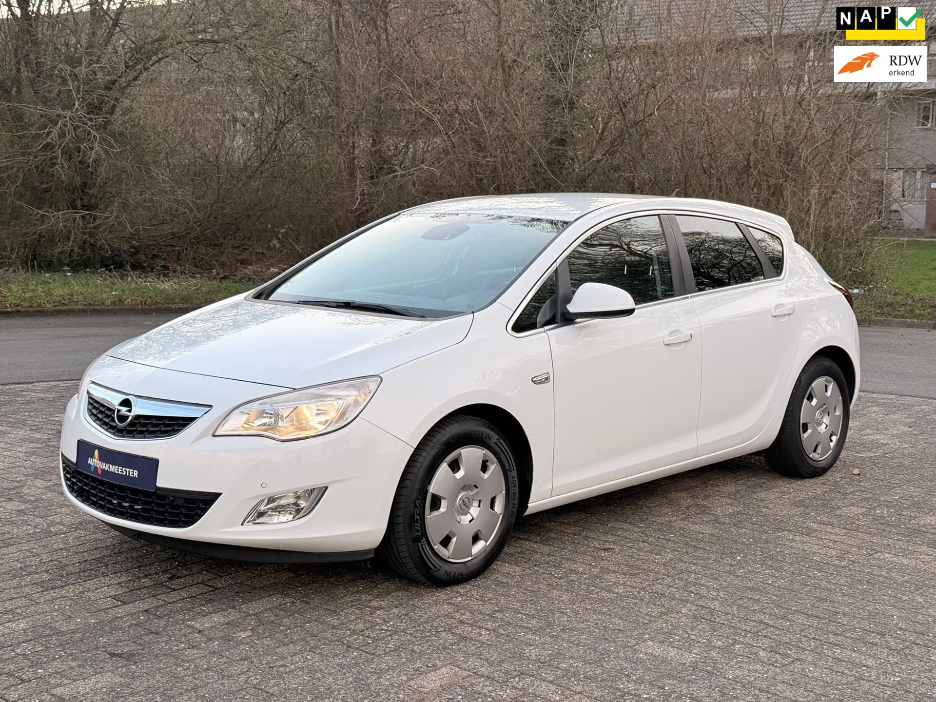 Opel Astra 1.4 Turbo Cosmo 5 deurs trekhaak 2011 - hoofdfoto